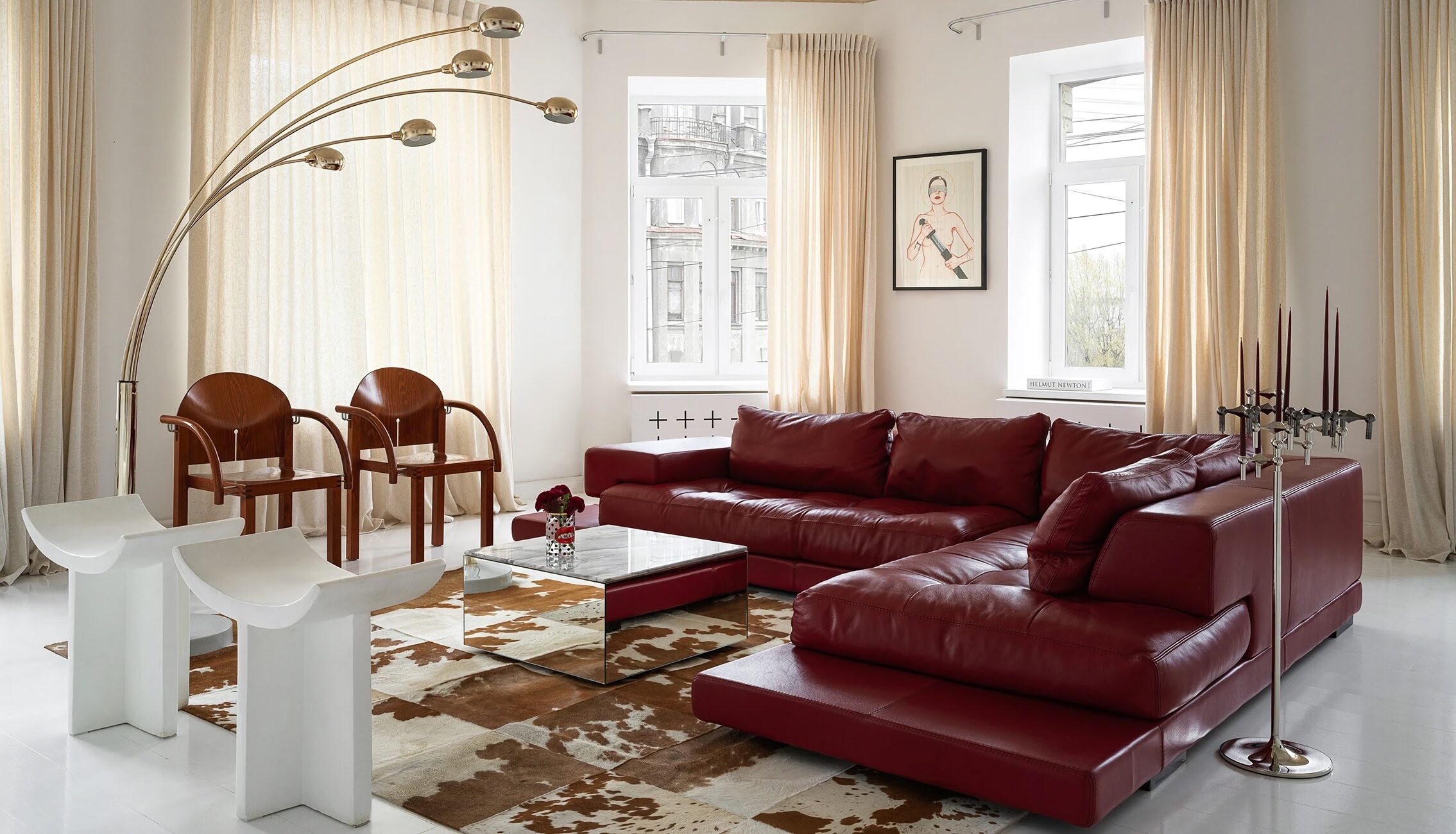 Табуреты 101 Copenhagen Brutus Stool, ваза Seletti Glass Vase Shit Pois, журнальный столик Kristina Dam Studio Mirror Table, подсвечник и свечи Stoff.