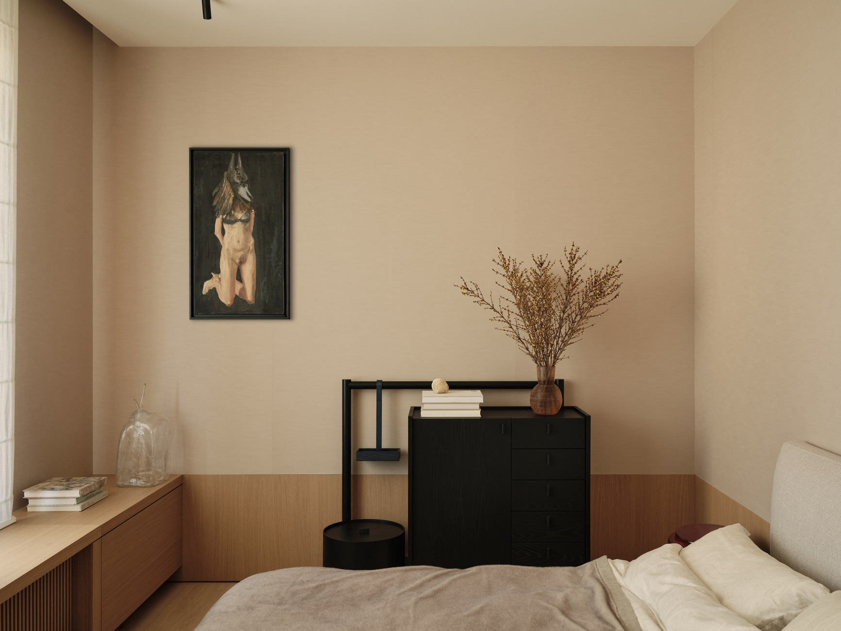 Комод Ariake Umu Cabinet, прикроватный столик Serax Geometrical Pawn Side Table