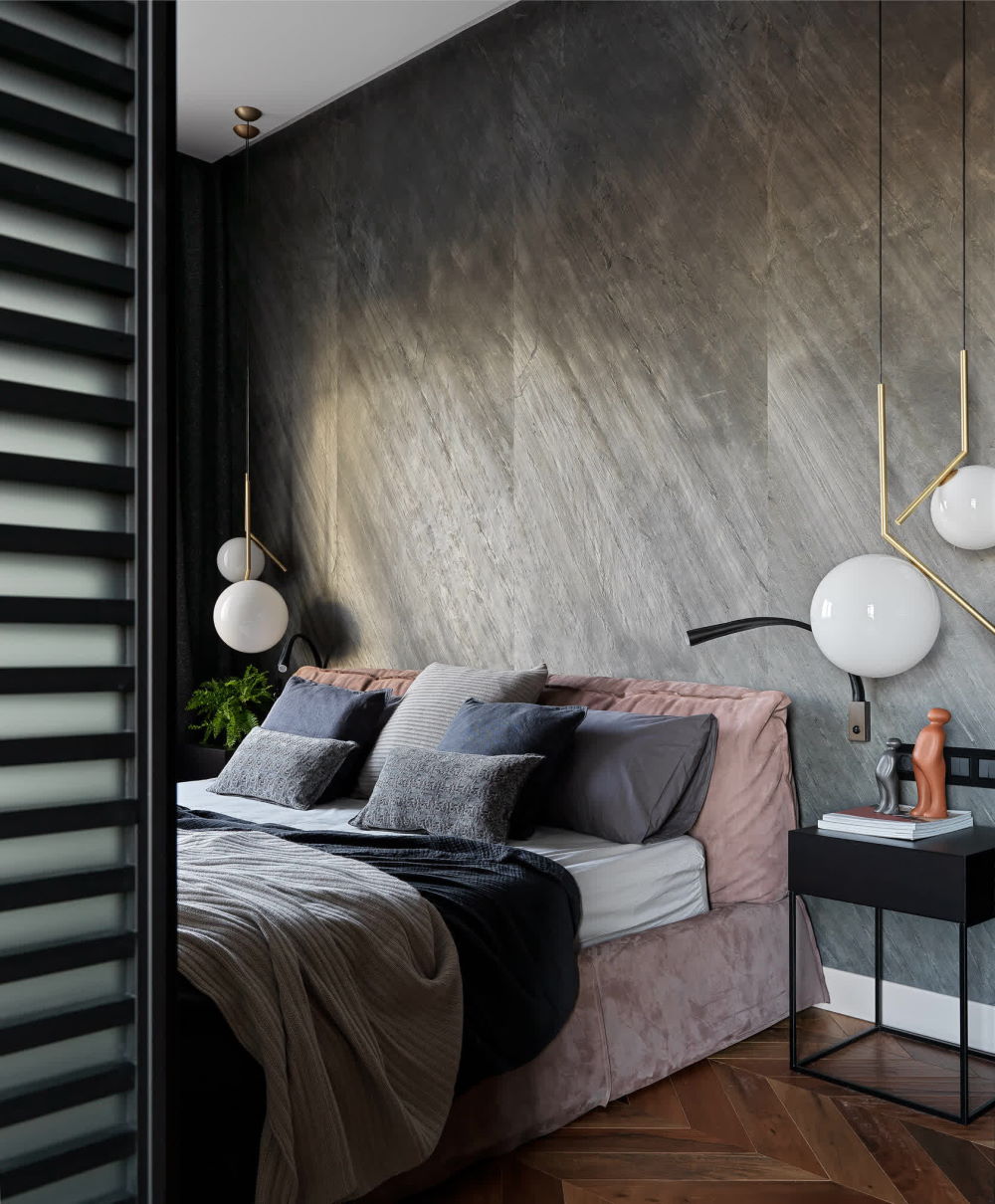 Тумба Porada Baby, подвесные светильники Flos IC Lights Suspension, бра Contardi Flexiled, скульптуры Gardeco