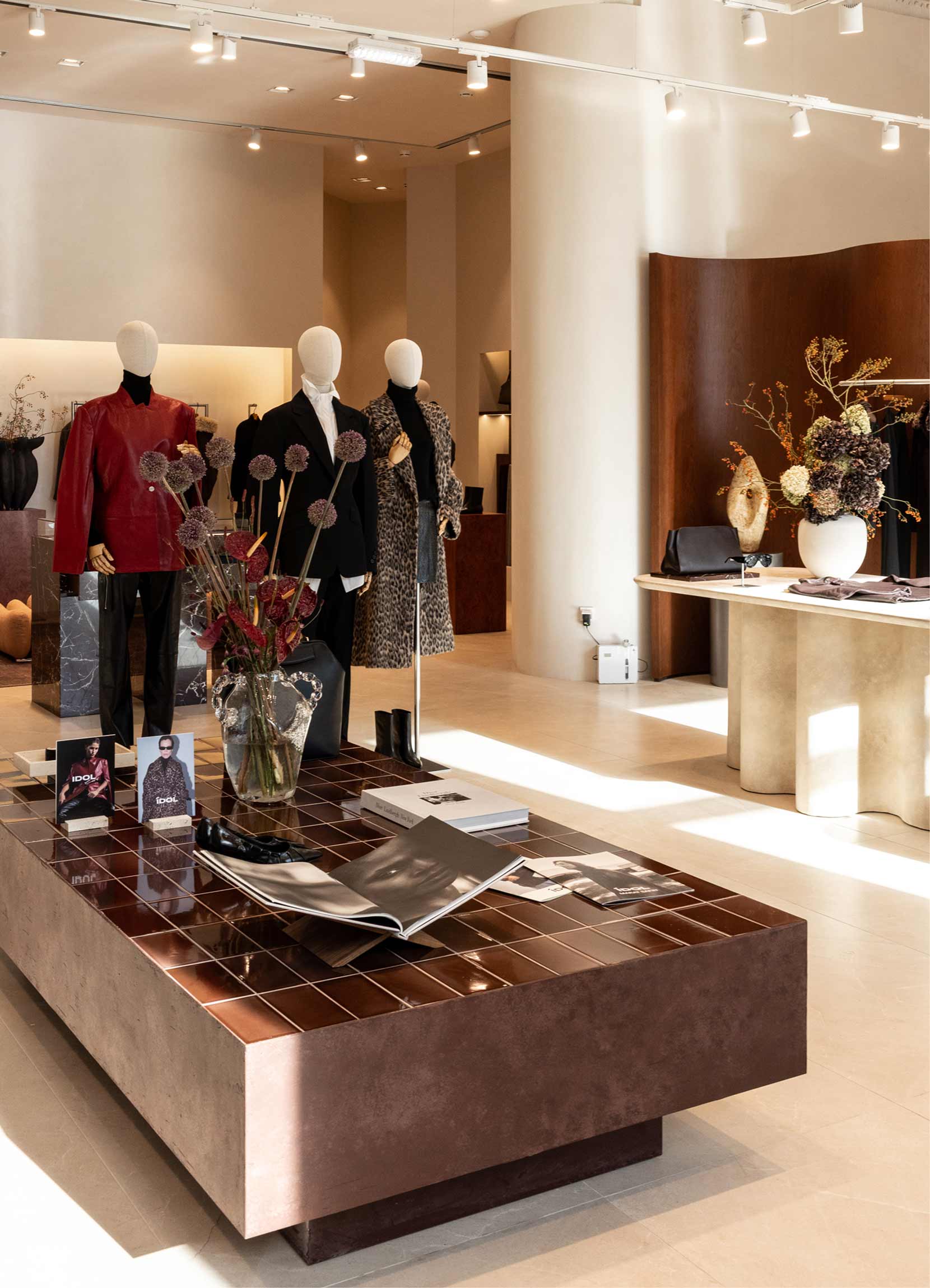 Книга Peter Lindbergh. Dior, Декоративная ваза HKliving Gemstone amfora vase