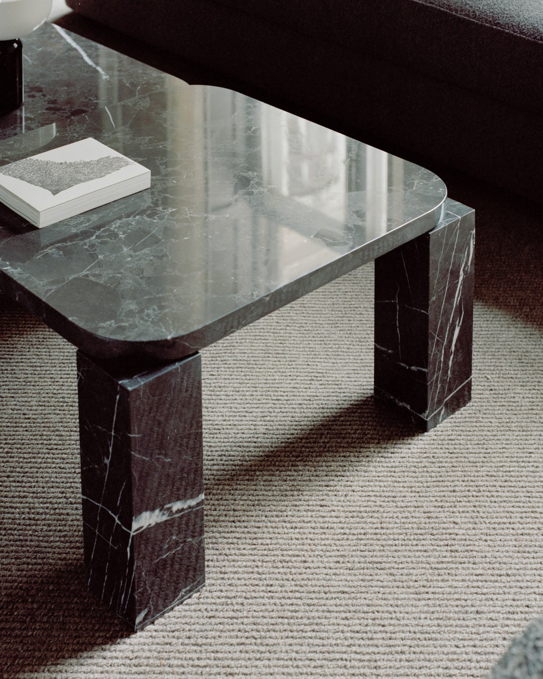 Мраморный журнальный столик New Works Atlas Coffee Table
