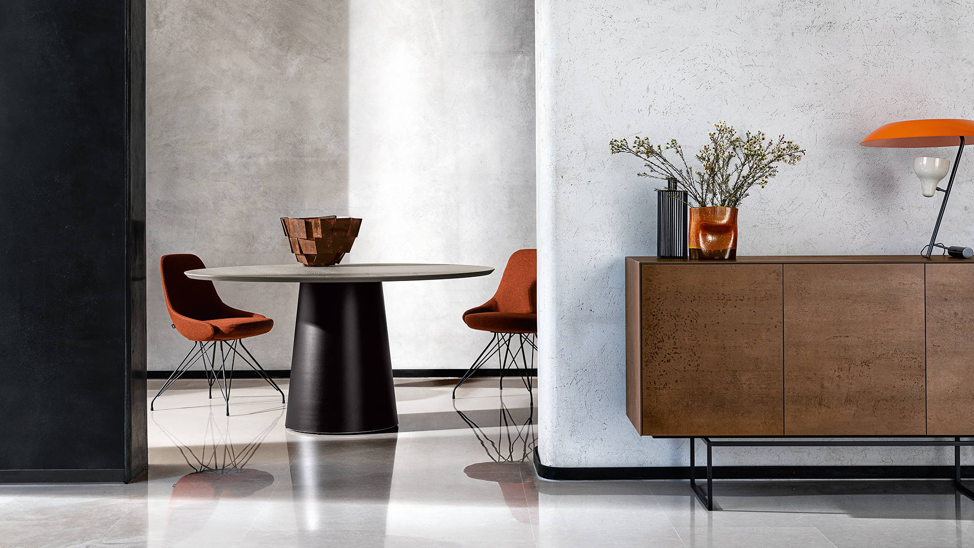 Буфет Sovet Italia Magda. Стул Sovet Italia Cadira S. Стол Sovet Italia Totem Wood