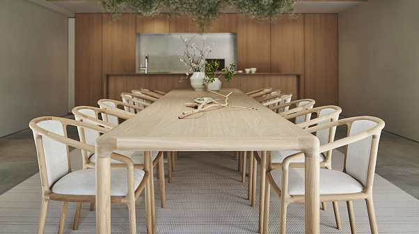 Деревянный стол в интерьере 